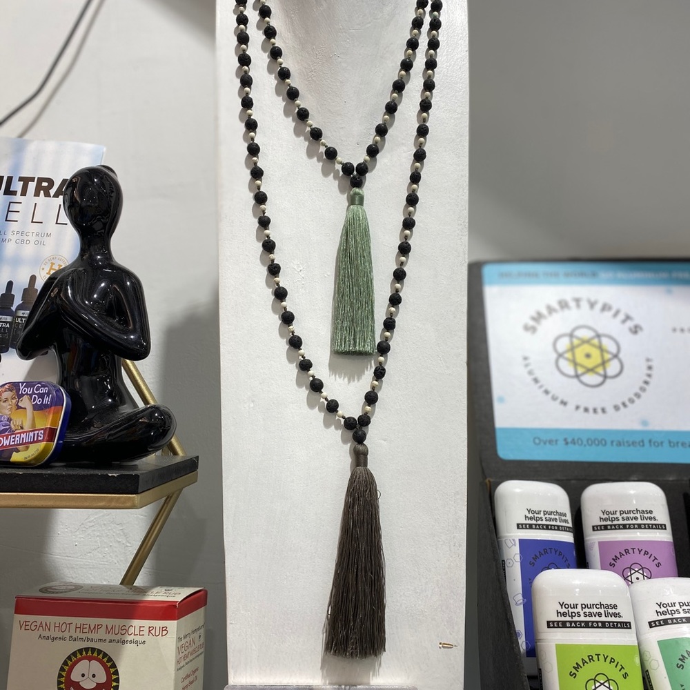 Beautiful necklaces - Picture 2 of 3
